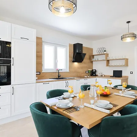 Crowonder Bura With Heated Swimming Pool And Jacuzzi Villa