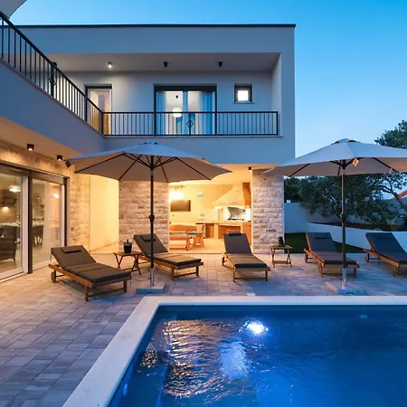 Vila Crowonder Bura With Heated Swimming Pool And Jacuzzi