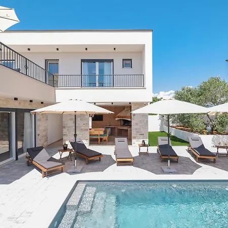 Crowonder Bura With Heated Swimming Pool And Jacuzzi Vila *