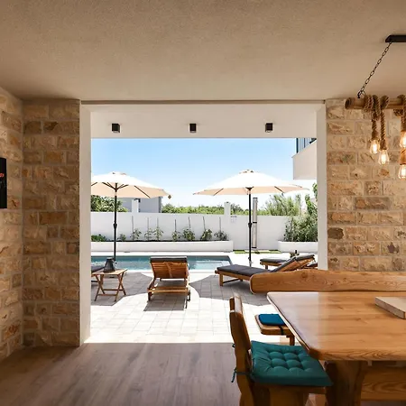 Willa Crowonder Bura With Heated Swimming Pool And Jacuzzi *