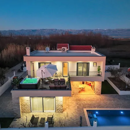 Vila Crowonder Bura With Heated Swimming Pool And Jacuzzi *