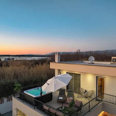 Willa Crowonder Bura With Heated Swimming Pool And Jacuzzi