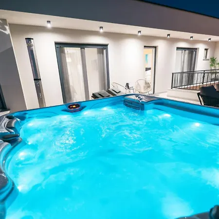 Crowonder Bura With Heated Swimming Pool And Jacuzzi *