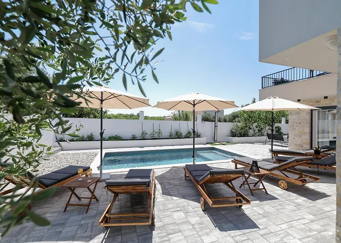 Crowonder Bura With Heated Swimming Pool And Jacuzzi