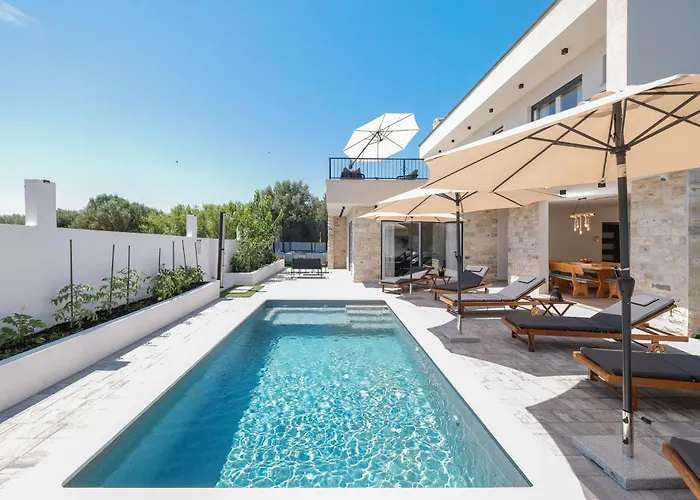 Crowonder Bura With Heated Swimming Pool And Jacuzzi Вилла