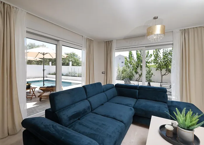 Crowonder Bura With Heated Swimming Pool And Jacuzzi Вилла Привлака