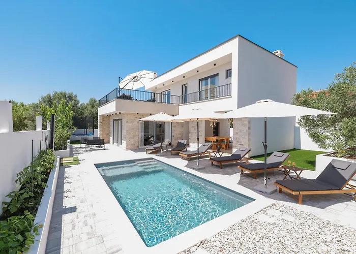 Crowonder Bura With Heated Swimming Pool And Jacuzzi Вилла