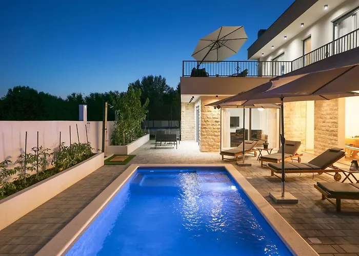 Βίλα Crowonder Bura With Heated Swimming Pool And Jacuzzi