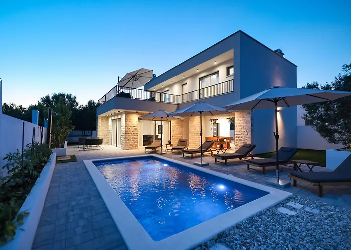 Вилла Crowonder Bura With Heated Swimming Pool And Jacuzzi