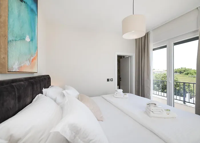 Crowonder Bura With Heated Swimming Pool And Jacuzzi *