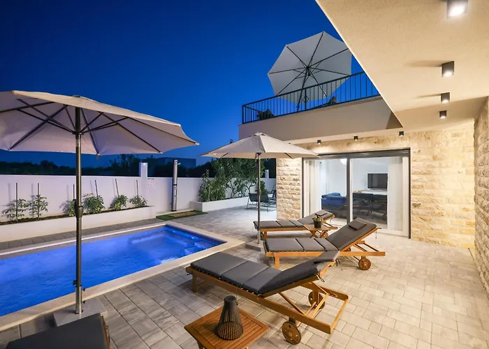 Crowonder Bura With Heated Swimming Pool And Jacuzzi *