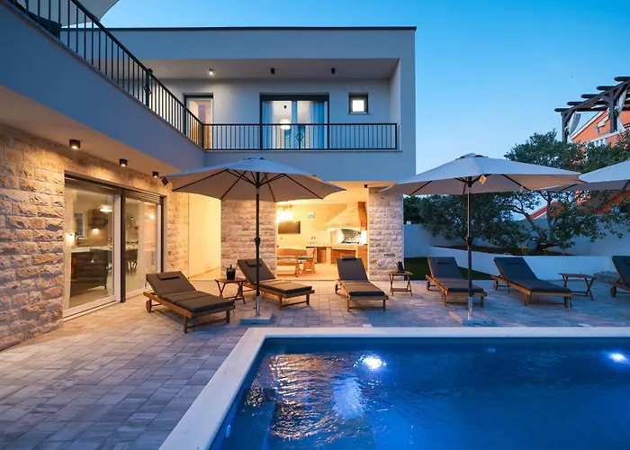 Βίλα Crowonder Bura With Heated Swimming Pool And Jacuzzi