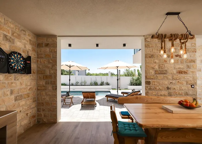 Вилла Crowonder Bura With Heated Swimming Pool And Jacuzzi *