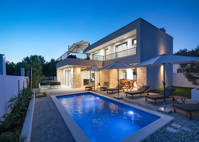 Вилла Crowonder Bura With Heated Swimming Pool And Jacuzzi Привлака