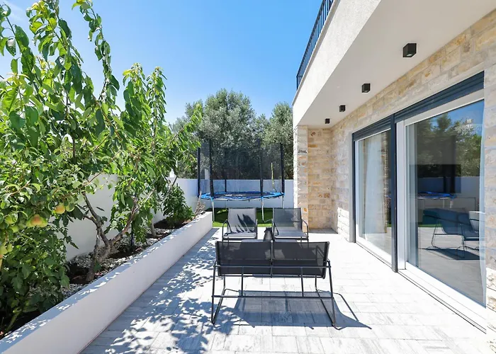 Βίλα Crowonder Bura With Heated Swimming Pool And Jacuzzi