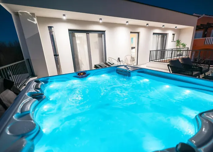 Crowonder Bura With Heated Swimming Pool And Jacuzzi *