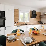 Crowonder Bura With Heated Swimming Pool And Jacuzzi Villa *