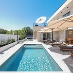 Crowonder Bura With Heated Swimming Pool And Jacuzzi Villa