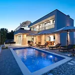 Villa Crowonder Bura With Heated Swimming Pool And Jacuzzi