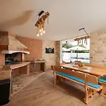 Crowonder Bura With Heated Swimming Pool And Jacuzzi Villa *