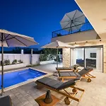Crowonder Bura With Heated Swimming Pool And Jacuzzi *