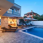 Crowonder Bura With Heated Swimming Pool And Jacuzzi * Privlaka (Zadar)