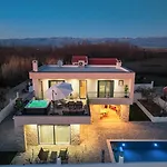 Villa Crowonder Bura With Heated Swimming Pool And Jacuzzi *