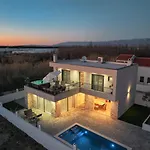Crowonder Bura With Heated Swimming Pool And Jacuzzi Villa Privlaka (Zadar)