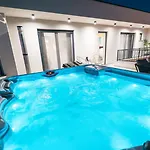 Crowonder Bura With Heated Swimming Pool And Jacuzzi *