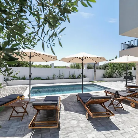 Crowonder Bura With Heated Swimming Pool And Jacuzzi
