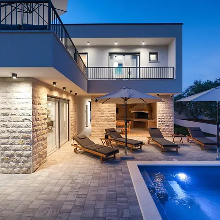 Crowonder Bura With Heated Swimming Pool And Jacuzzi Villa *