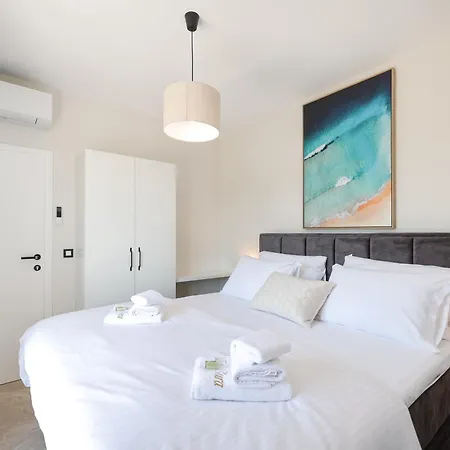 Crowonder Bura With Heated Swimming Pool And Jacuzzi *