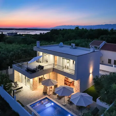 Crowonder Bura With Heated Swimming Pool And Jacuzzi