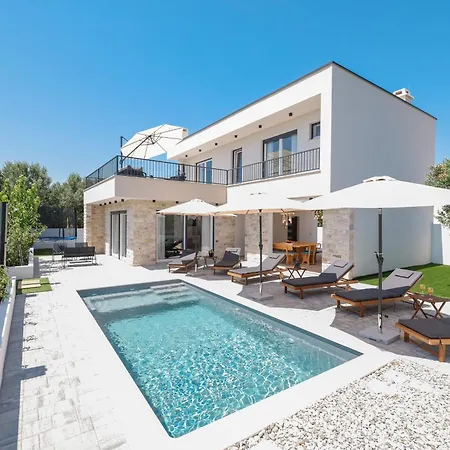 Crowonder Bura With Heated Swimming Pool And Jacuzzi Willa