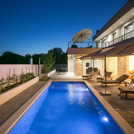 빌라 Crowonder Bura With Heated Swimming Pool And Jacuzzi