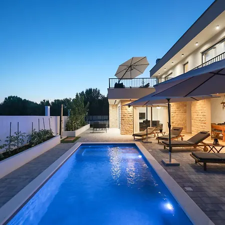 Crowonder Bura With Heated Swimming Pool And Jacuzzi 빌라 프리블라카