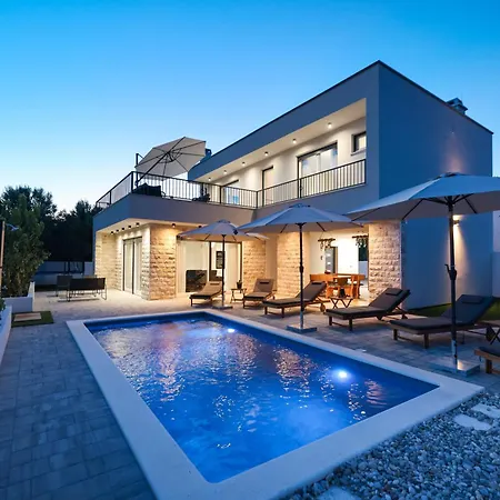 Willa Crowonder Bura With Heated Swimming Pool And Jacuzzi
