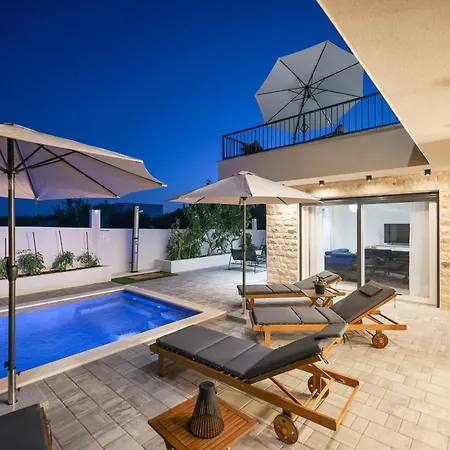 Crowonder Bura With Heated Swimming Pool And Jacuzzi *