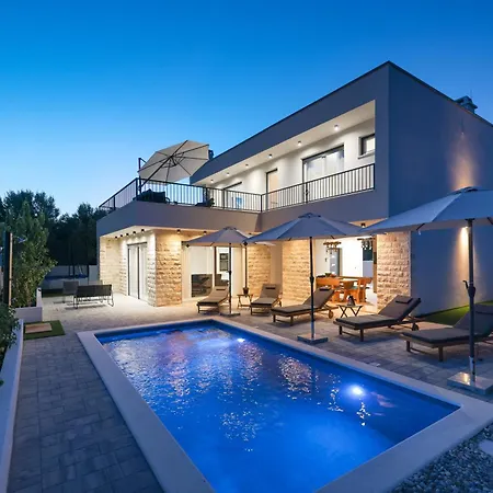 Willa Crowonder Bura With Heated Swimming Pool And Jacuzzi Privlaka (Zadar)