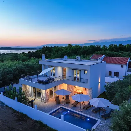 Crowonder Bura With Heated Swimming Pool And Jacuzzi *