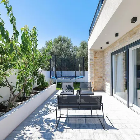 Villa Crowonder Bura With Heated Swimming Pool And Jacuzzi