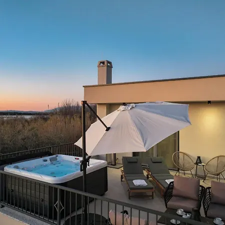 빌라 Crowonder Bura With Heated Swimming Pool And Jacuzzi