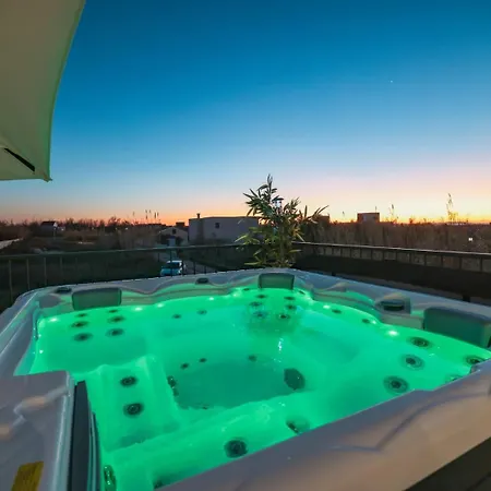 Crowonder Bura With Heated Swimming Pool And Jacuzzi *