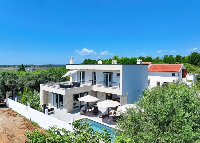 Crowonder Bura With Heated Swimming Pool And Jacuzzi Villa *