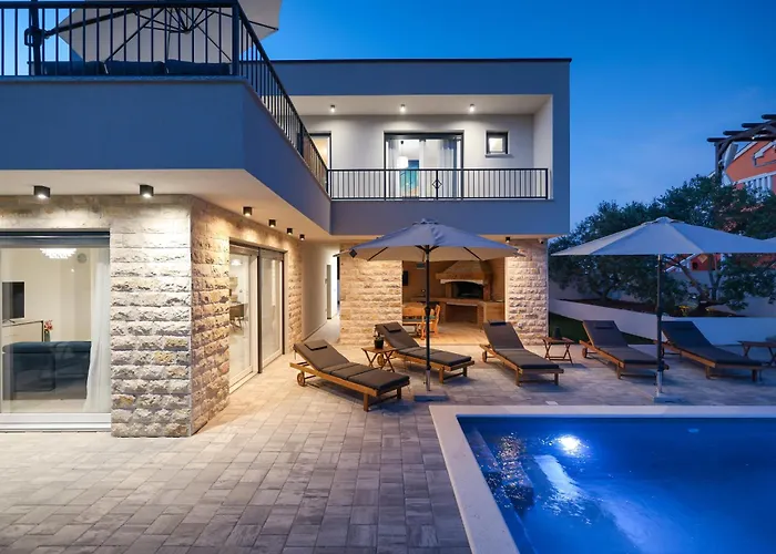Crowonder Bura With Heated Swimming Pool And Jacuzzi Villa *