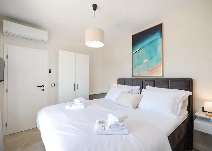 Crowonder Bura With Heated Swimming Pool And Jacuzzi *