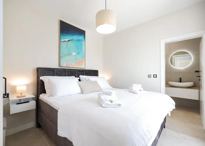 Crowonder Bura With Heated Swimming Pool And Jacuzzi Villa