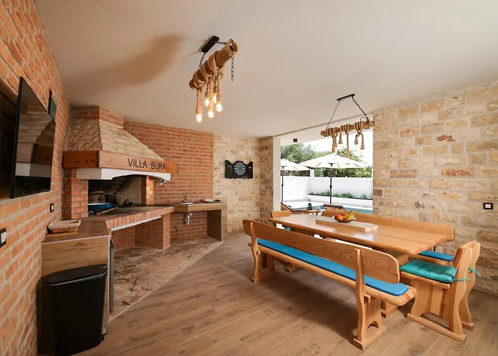 Crowonder Bura With Heated Swimming Pool And Jacuzzi Villa *