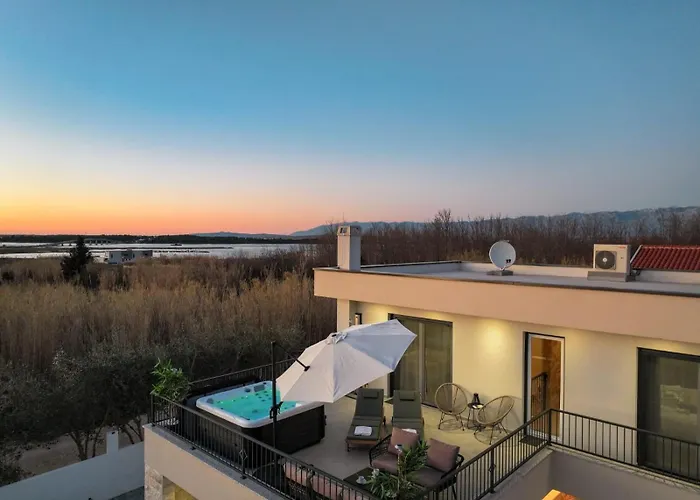 Villa Crowonder Bura With Heated Swimming Pool And Jacuzzi