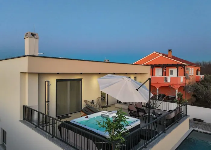 Crowonder Bura With Heated Swimming Pool And Jacuzzi Villa *